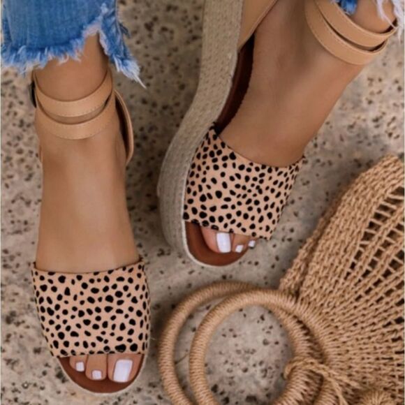 QUPID ANIMAL PRINT DESIGN PLASFORM WEDGE OPEN TOE SANDAL - Picture 1 of 14
